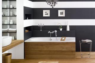 Czarno-biała łazienka z drewnem
