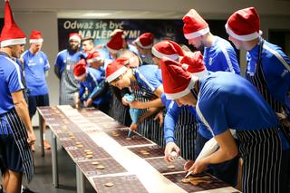 Piłkarze Lecha Poznań dekorują świąteczne pierniczki