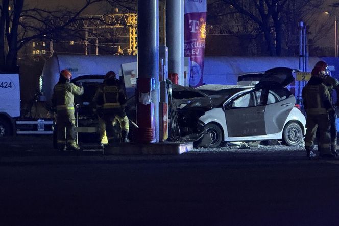  Warszawa: Samochód staranował stację benzynową na Radzymińskiej. Ewakuacja, są ranni