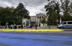 Żółto-niebieska niespodzianka dla rosyjskich dyplomatów. Barwy Ukrainy na asfalcie przed ambasadą Rosji