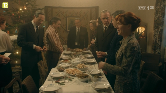 Stulecie Winnych 4, odc. 42: Władek (Arkadiusz Janiczek), Jasiek (Patryk Szwichtenberg), Stanisław (Jan Wieczorkowski), Mania (Magdalena Walaach)