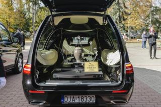 Pogrzeb Jerzego Urbana - takim samochodem wybrał się w ostatnią podróż