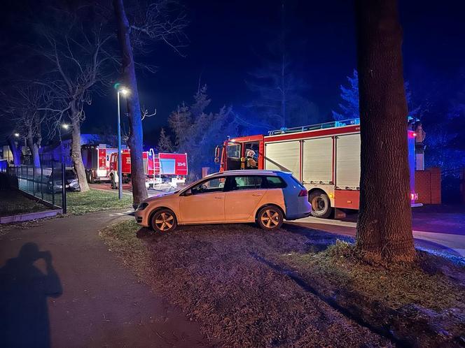 Pożar w budynku przy stajni na terenie dworku w Jeziorkach. Straty duże, ale konie całe