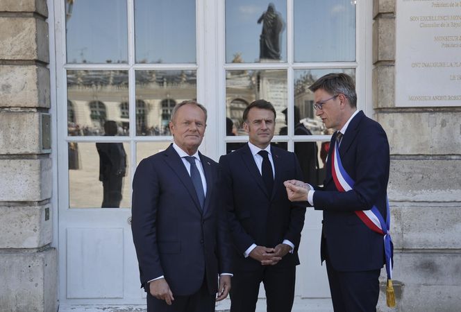 Tusk Macron
