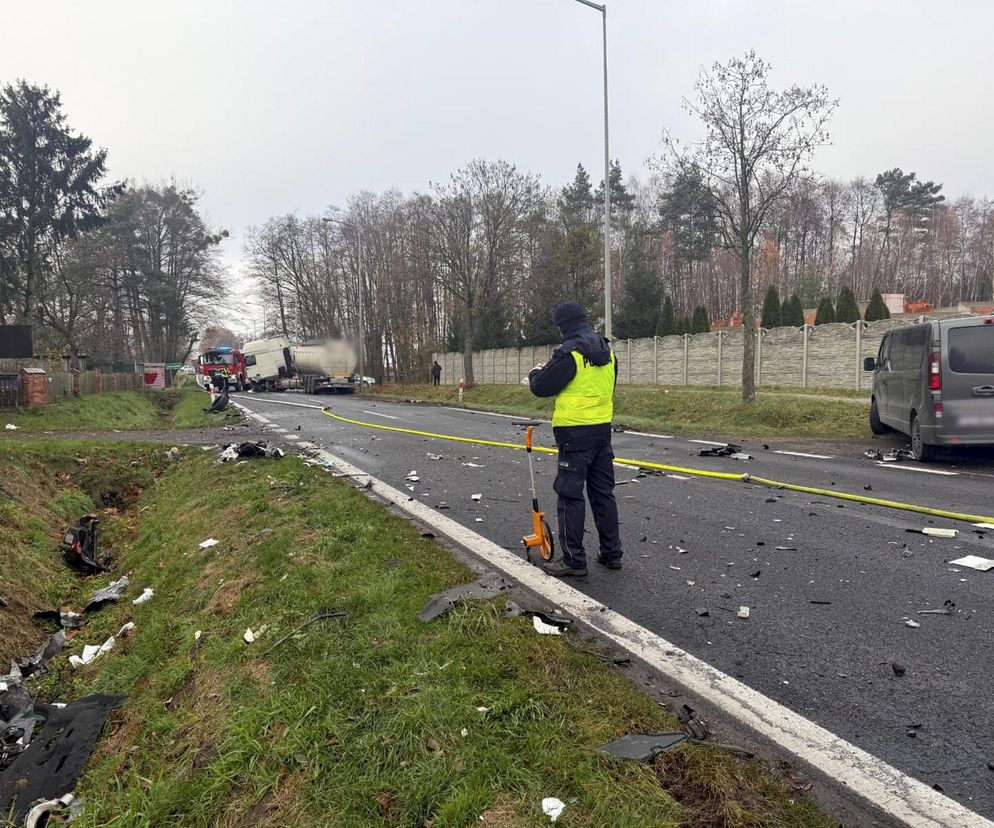 Śmiertelny wypadek pod Szamotułami. Dwie osoby z infiniti zginęły w zderzeniu z cysterną [ZDJĘCIA].