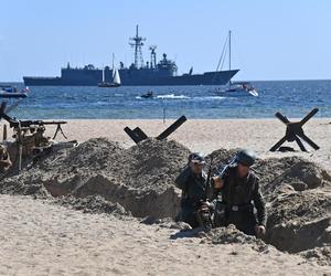 Turyści usłyszeli strzały, a czołgi wjechały na plaże. Zobaczcie zdjęcia z finałowej inscenizacji „Lądowanie na plaży”!