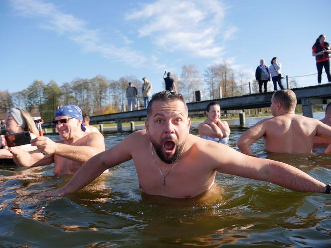 Oni niczego się nie boją! Morsy z woj. lubelskiego rozpoczęły sezon w Firleju!