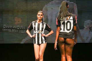 Modelki prezentują nowe stroje Atletico Mineiro