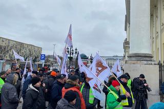 Warszawa: pracownicy MPO protestowali przed ratuszem