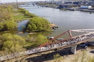 Czerwona linia na kładce pieszo-rowerowej. O co chodzi? Przyczyna jest zaskakująca