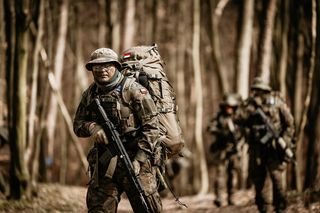 Polacy nie chcą szkolenia wojskowego? Sondaż CBOS ujawnia zaskakujące wyniki