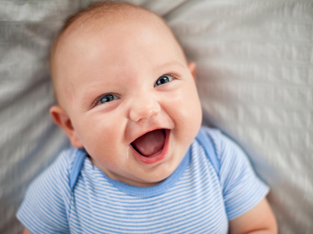 Opóźnione wyrzynanie zębów mlecznych - kiedy do dentysty?