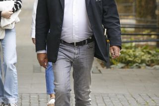 Robert Gonera na chodniku pod TVN