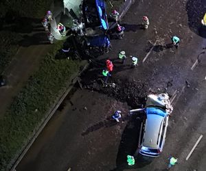  Tragedia na Modlińskiej. Dwie osobówki roztrzaskane. Są ofiary śmiertelne