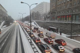 Gigantyczne korki w Warszawie 8.02. 2021: Tych ulic lepiej dziś unikać [WIDEO, ZDJĘCIA] 