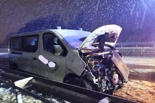 Wypadek na autostradzie A1. Bus uderzył w barierki