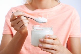 Naturalny domowy antyperspirant. Połącz 2 składniki, a nie kupisz już więcej drogeryjnych