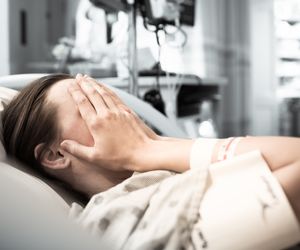 Krwawienie między miesiączkami i ból podbrzusza? To może być rak endometrium 