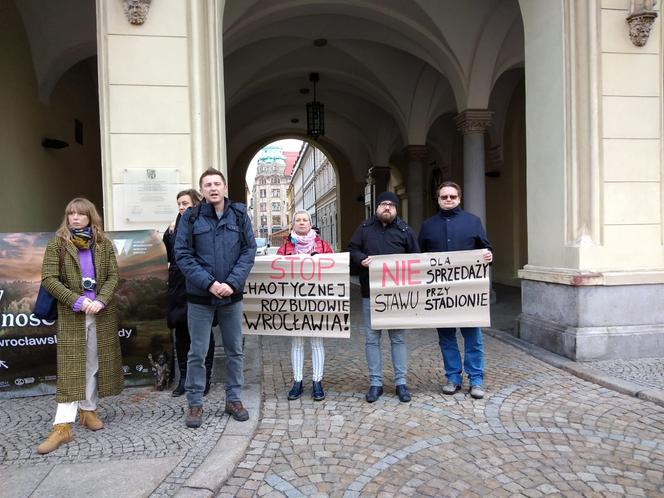 Wraca temat sprzedaży działki przy stadionie Tarczyński Arena. Ekolodzy protestują [ZDJĘCIA]