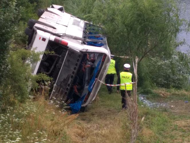 Autobus PKS spadł ze skarpy! 11 osób rannych