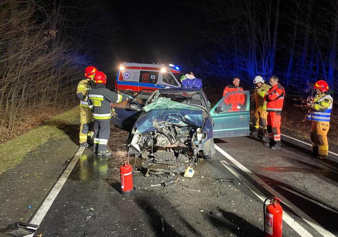 Groźny wypadek pod Gorzowem. Skoda wbiła się w ciągnik leśny