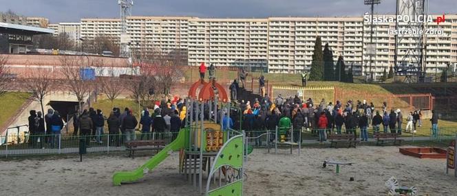 Jastrzębie-Zdrój: Kibice protestowali przed stadionem. Nie podobają im się obostrzenia. Interweniowała policja, posypały się mandaty [ZDJĘCIA]