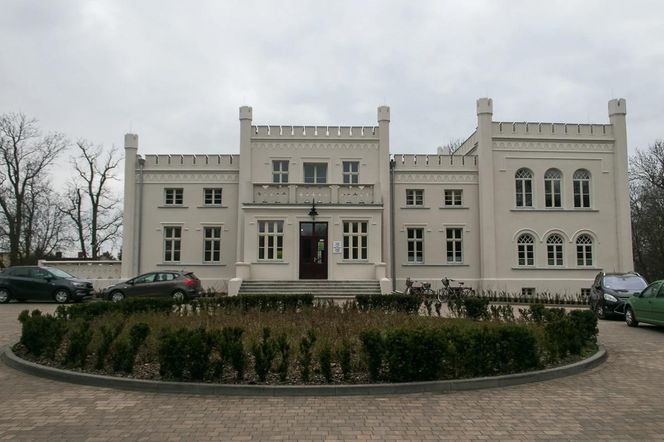 Odnowili neogotycki Pałac z charakterystycznym krenelażem. Gościli tu Paderewski, Reymont i Żeromski