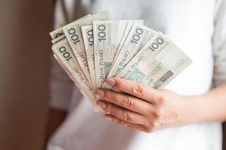 Dwie podwyżki pensji minimalnej w 2023 roku. Polacy zarobią aż do 3500 zł, ale zapłacą ogromną składkę na ZUS