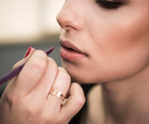 Jesienne trendy w makijażu. Te kolory na ustach i powiekach będą świetnym dopełnieniem ciepłej garderoby