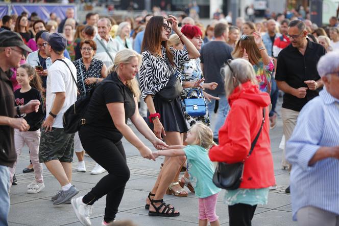 Potańcówka w centrum Katowic. Wyspiański znów porwał tłumy do szalonej zabawy