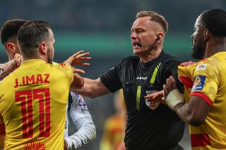 Jagiellonia nie odpuszcza Marciniakowi i Lasykowi! Oficjalne pismo do PZPN i UEFA po meczu z Legią  