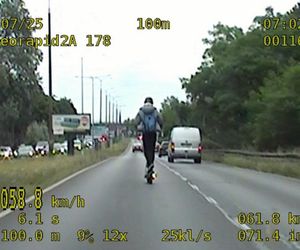 Hulajnoga zamiast motocykla? 17-latek pędził ulicą jak rajdowiec. Jest nagranie!