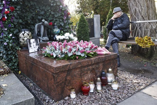 Przy grobie Kory czuwają najbliżsi