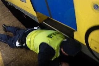 Mężczyzna wpadł pomiędzy peron, a jadący pociąg
