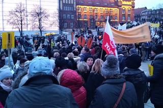 Szczecinianie wspierają strajkujących nauczycieli. Manifestacja na placu Solidarności