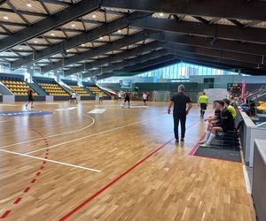 Na co dzień ratują, a dziś grają. Strażacka rywalizacja na parkiecie w Lesznie