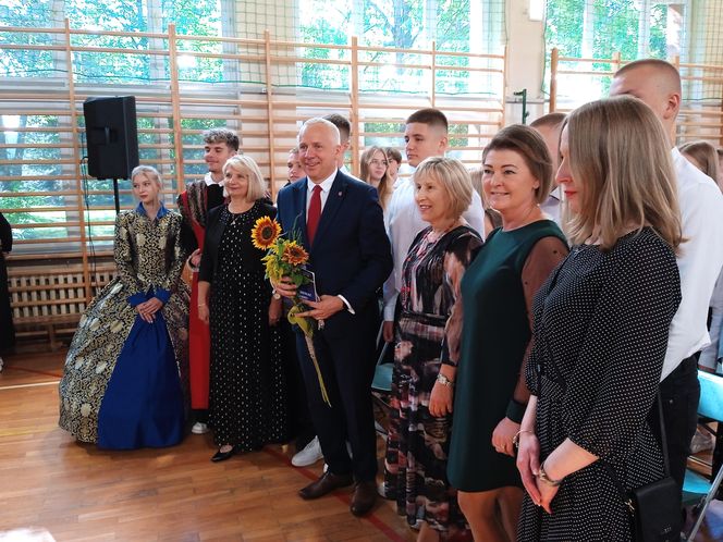 100 par zatańczyło poloneza na 100-lecie siedleckiego Ekonomika