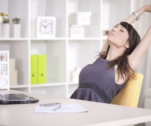 Ćwiczenia w pracy - przy biurku też możesz się gimnastykować