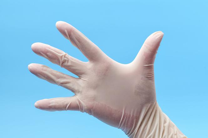 Spocone dłonie w jednorazowych rękawiczkach? Oto co możesz zrobić [SPRAWDZONE PORADY]