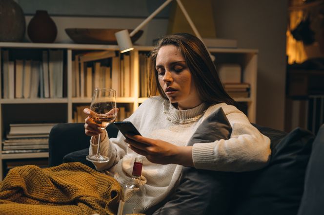 Tak alkohol wpływa na emocje. 5 niepokojących zmian