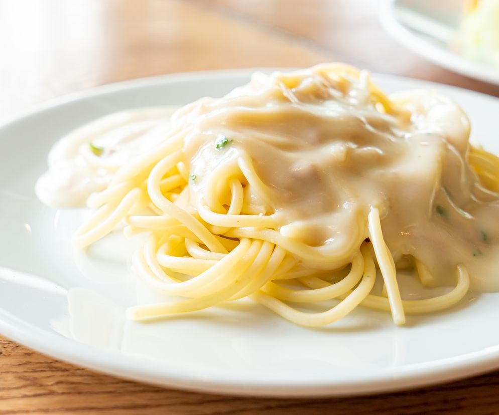 Serowy sos do spaghetti: przepis z czterema serami