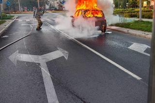 Pożar samochodu w centrum Torunia. Auto płonęło jak pochodnia