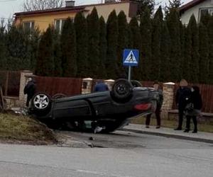 Radomsko. Kapliczka kompletnie zniszczona. Szokujący wypadek. Policja poszukuje mężczyzny z renaulta [ZDJĘCIA]