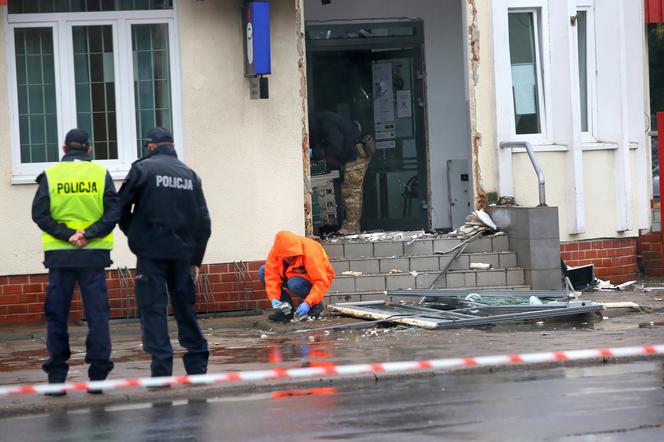 WYSADZILI bankomat i zgubili łup! Tysiące złotych na ulicy! Zrobili to pod nosem policji! [ZDJĘCIA]