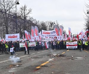 Niespokojny protest rolników w Warszawie. Służby obrzucone puszkami po piwie i petardami