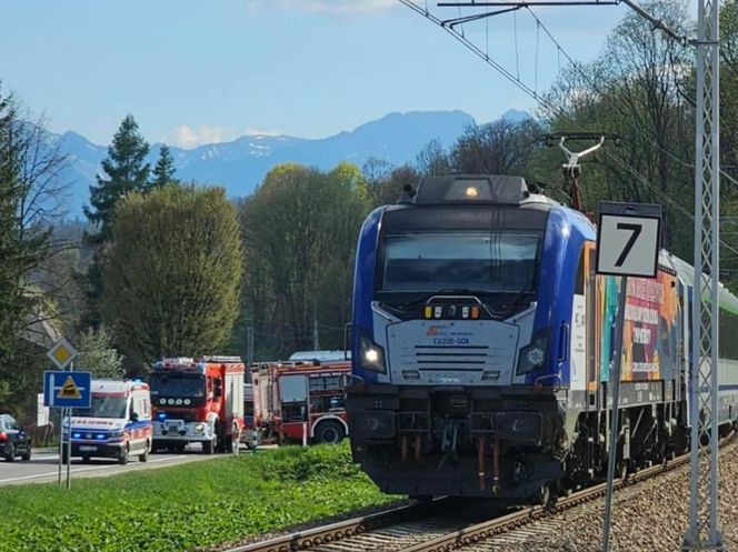 Pociąg zderzył się z osobówką! Są poszkodowani! Duże korki na zakopiance