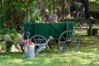 Ogród rustykalny - jak wykorzystać stare meble i sprzęty w ogrodzie w stylu wiejskim?