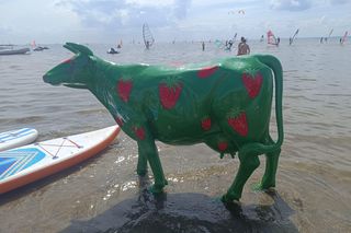 Nietypowa atrakcja nad morzem. Ta figura stoi w wodzie! Turyści ją pokochali