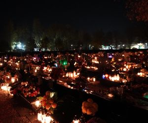 Cmentarz Komunalny w Żorach mieni się nocą. Tysiące kolorowych światełek na Wszystkich Świętych. Zobacz zdjęcia z lotu ptaka