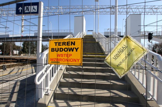  Takiego absurdu w Warszawie już dawno nie było. Mieszkańcy Pragi załamani po budowie kładki nad torami